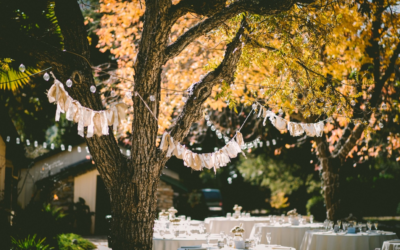 Nappe de table et décoration pour un mariage en extérieur